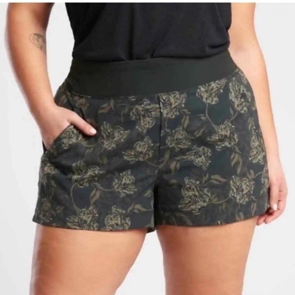 NWT $69  Athleta Trekkie North Printed Short size 24